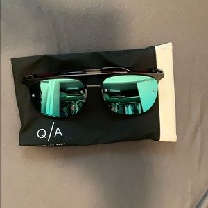 Quay reflective sunglasses and case